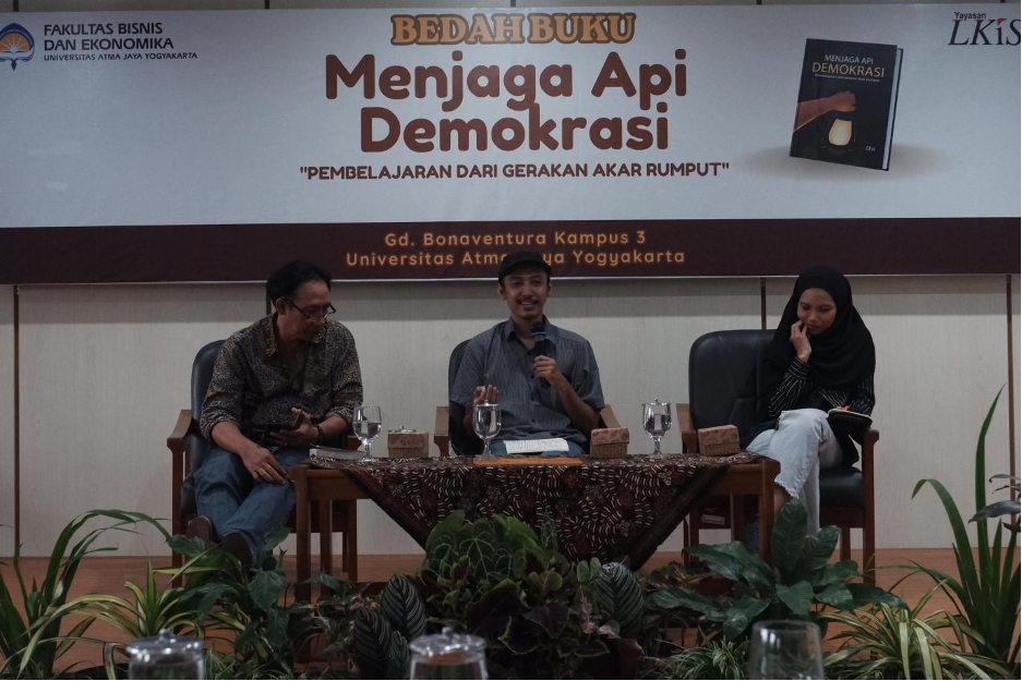 Bukan Sekadar Praktik Lima Tahun Sekali, Yayasan LKiS & FBE UAJY Bedah Cerita Demokrasi Akar Rumput picture 1